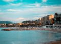 Vista costeira de Cannes, na Riviera Francesa, usada como imagem ilustrativa para matéria sobre The White Lotus
