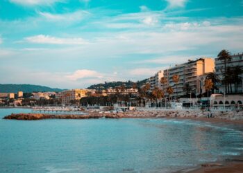 Vista costeira de Cannes, na Riviera Francesa, usada como imagem ilustrativa para matéria sobre The White Lotus