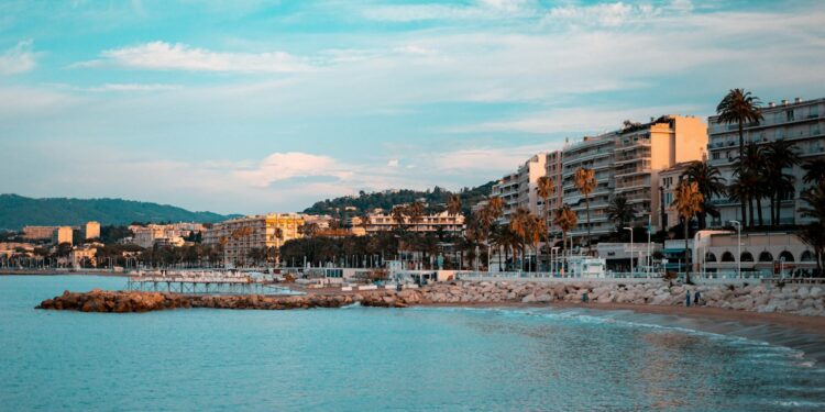 Vista costeira de Cannes, na Riviera Francesa, usada como imagem ilustrativa para matéria sobre The White Lotus