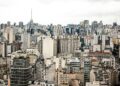 Vista urbana com prédios, imagem ilustrativa para matéria sobre atividade econômica brasileira