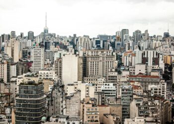 Vista urbana com prédios, imagem ilustrativa para matéria sobre atividade econômica brasileira