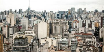Vista urbana com prédios, imagem ilustrativa para matéria sobre atividade econômica brasileira