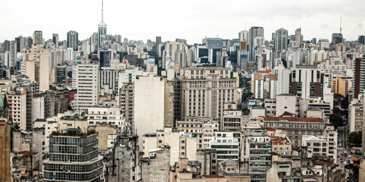 Vista urbana com prédios, imagem ilustrativa para matéria sobre atividade econômica brasileira