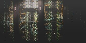 Cabos e servidores em infraestrutura de tecnologia, imagem ilustrativa para matéria sobre inteligência artificial