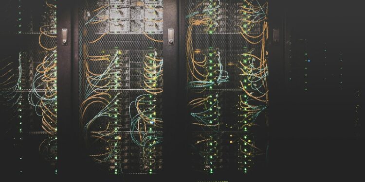 Cabos e servidores em infraestrutura de tecnologia, imagem ilustrativa para matéria sobre inteligência artificial